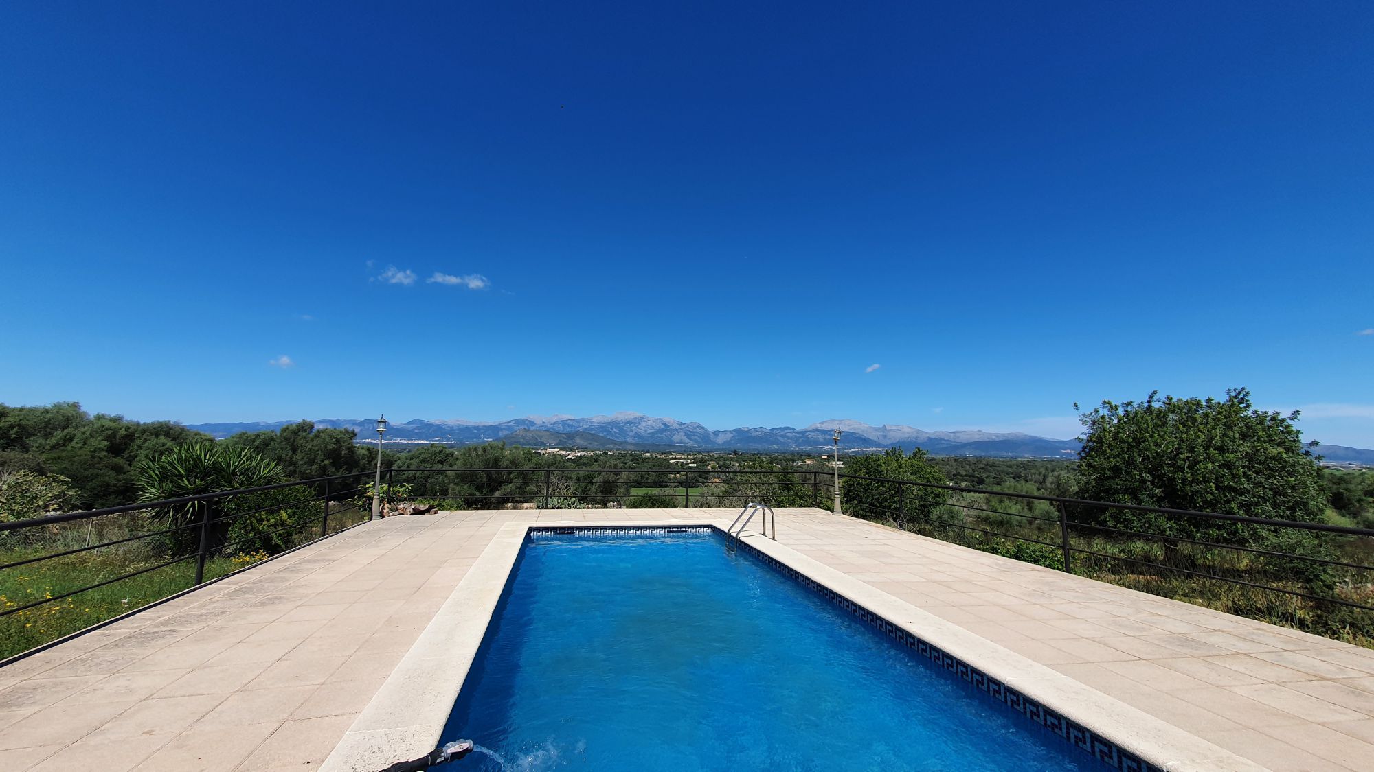 Specialists in the sale of country properties and village houses. John Lawrence Oliver en Llubí