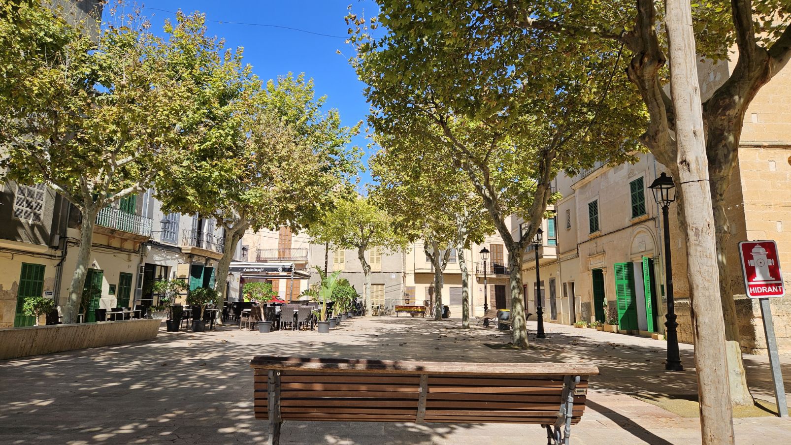 We work with trusted professionals if you need their services. John Lawrence Oliver en Llubí