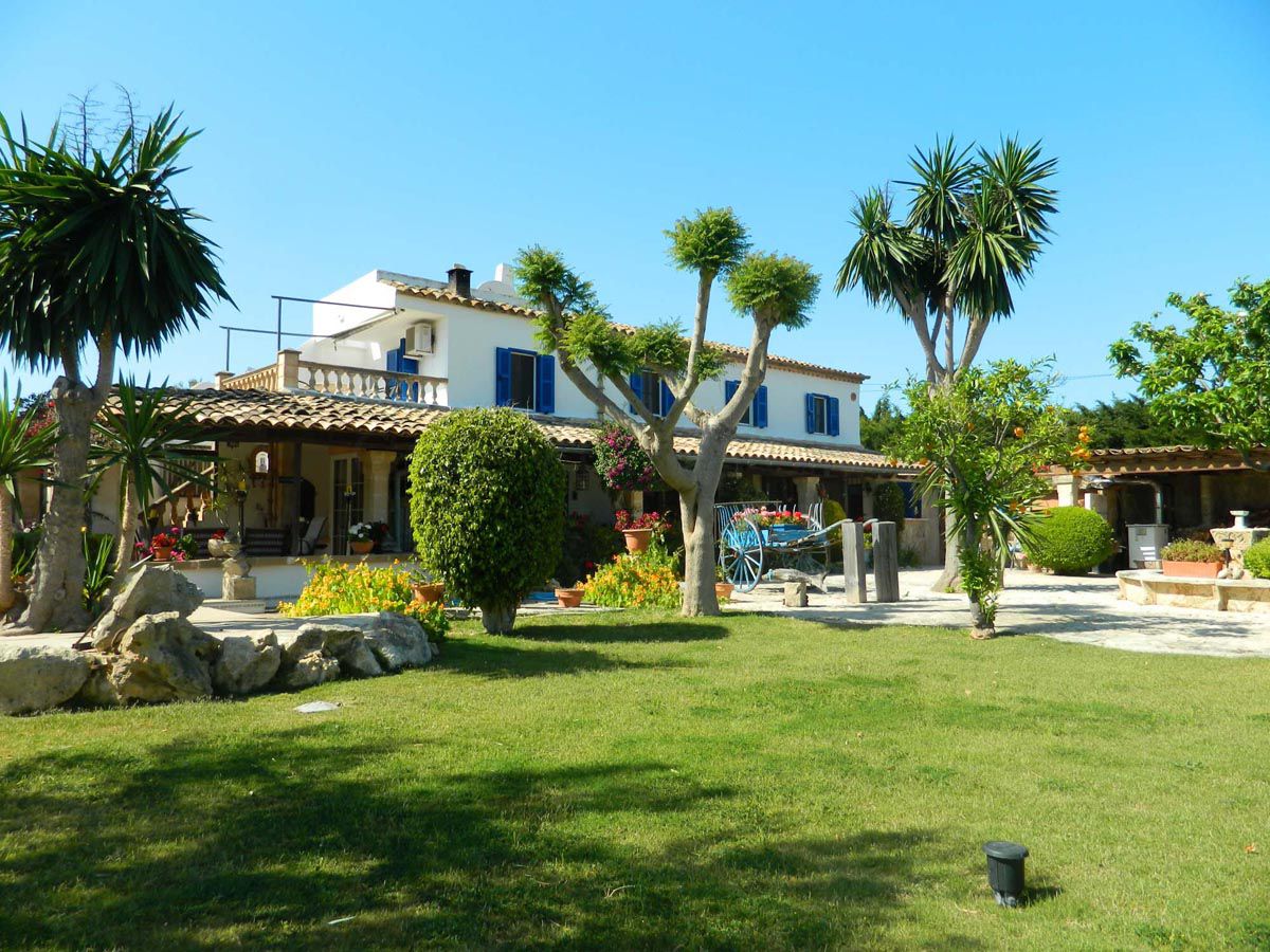 Acerca de Nosotros. Casas y Fincas Oliver en Llubí